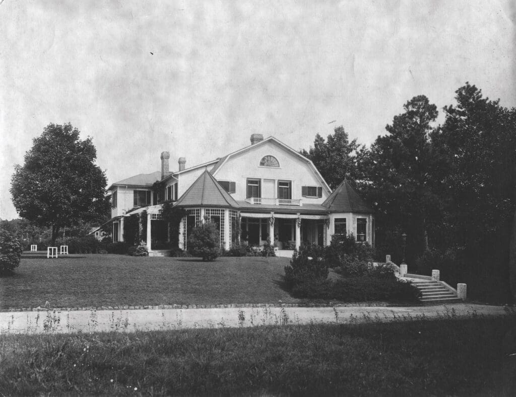 An archival image of Bloemendaal House, c. 1918.